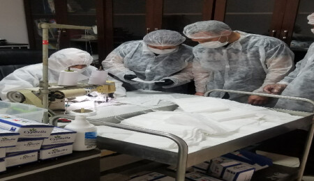 Tatar, Alayköy’deki maske üretim tesisinde incelemelerde bulundu