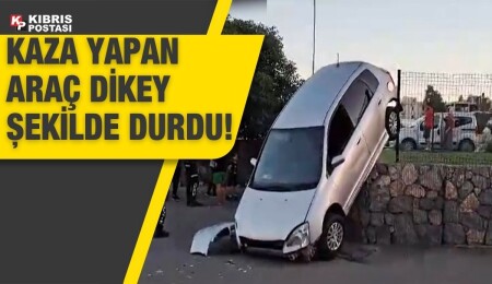 Lefkoşa’da ilginç kaza: Yoldan çıkan araç dikey şekilde durdu