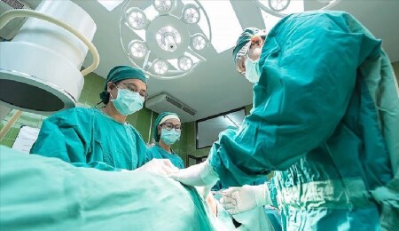 Kadın cerrahların tedavi ettiği hastaların ölme ihtimalinin daha düşük olduğu ortaya çıktı