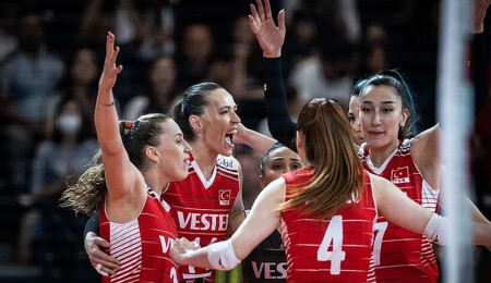 THY'den A Milli Kadın Voleybol Takımı'na uçakta sürpriz kutlama