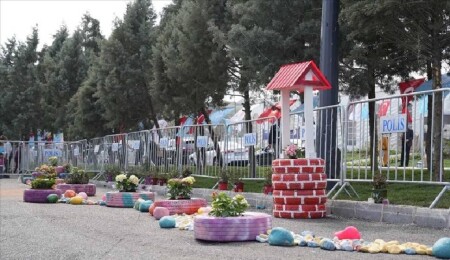 Kahramanmaraş'ta depremzede çocuklar lastik ve varilleri rengarenk saksılara çevirdi