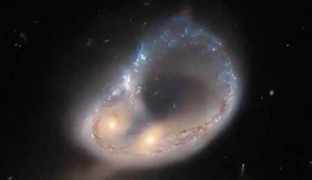 Hubble, denizanası galaksisinin "kozmik dokunaçlarını" yakaladı