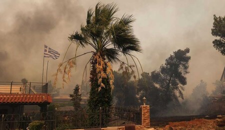 İngiltere, yangınlar nedeniyle Yunanistan'daki vatandaşlarını tahliye çalışmalarını hızlandırıyor