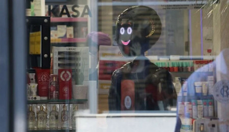 Eczaneye gelenleri robot karşılıyor