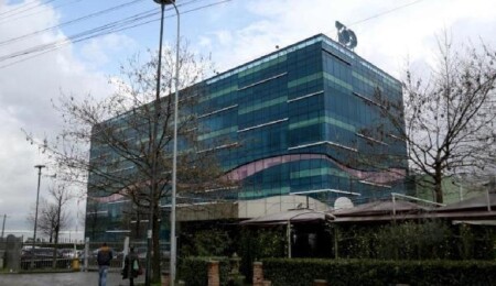 Arnavutluk'ta televizyon binasına düzenlenen silahlı saldırıda güvenlik görevlisi öldü