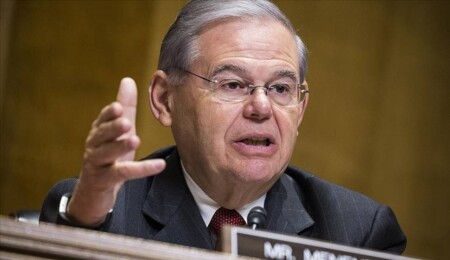 ABD Kongresinin önde gelen isimlerinden Bob Menendez'in başı altınlarla dertte