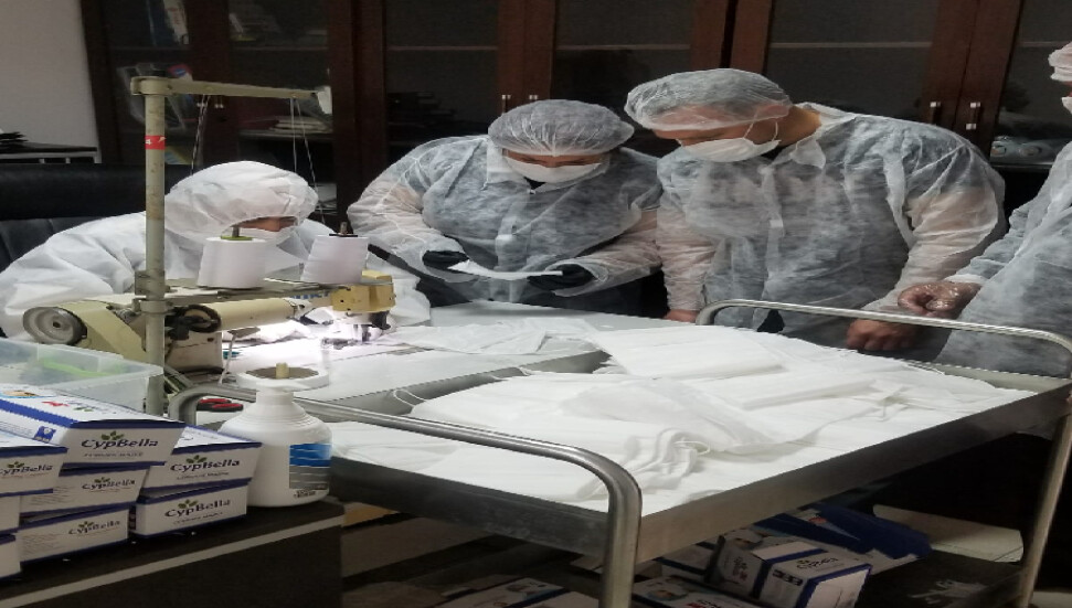 Tatar, Alayköy’deki maske üretim tesisinde incelemelerde bulundu