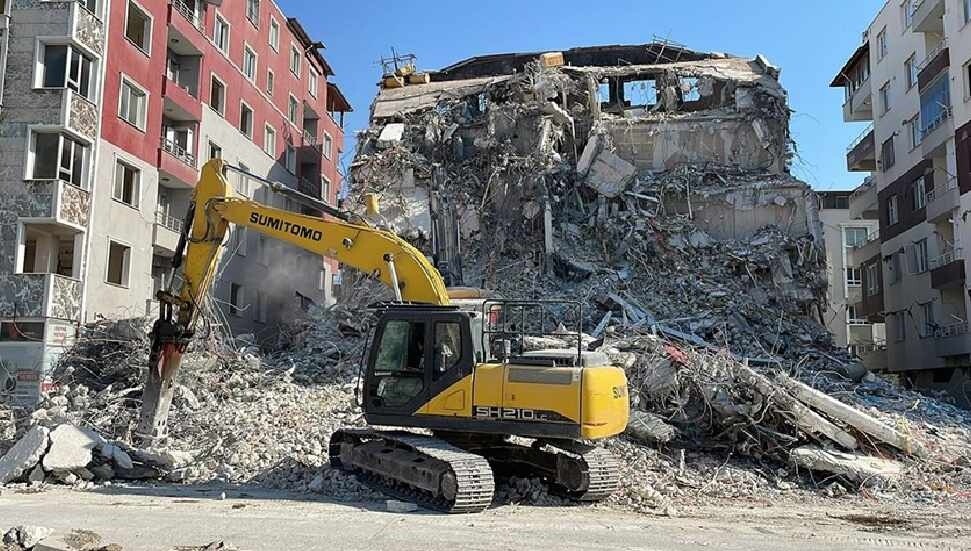 Depremlerden etkilenen Hatay'da hasarlı binaların kontrollü yıkımı sürüyor