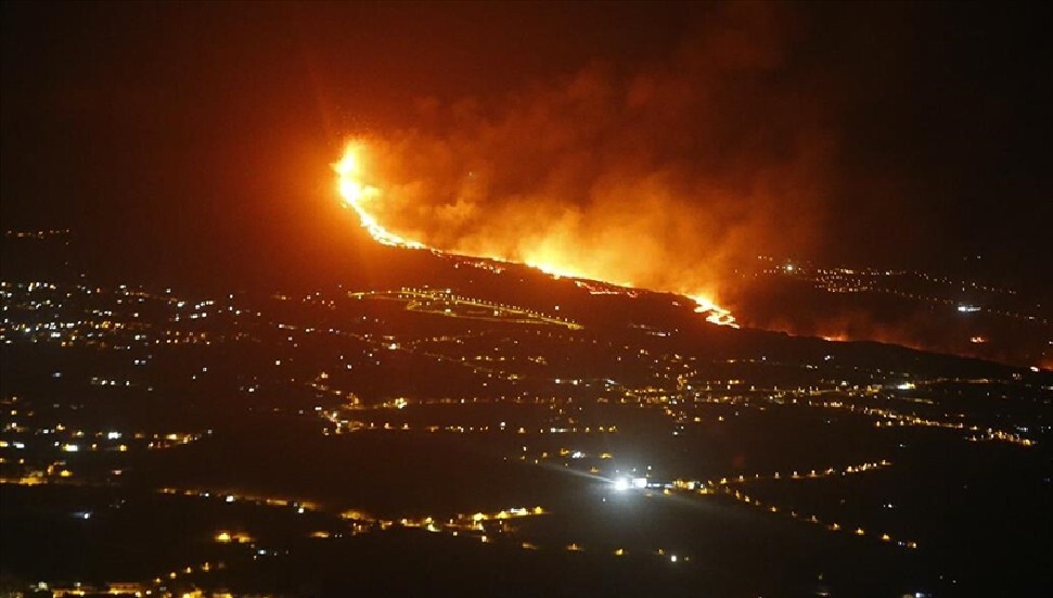 Avrupa'daki süper volkan patlamanın eşiğinde: Civardaki kasaba 4 metre yükseldi
