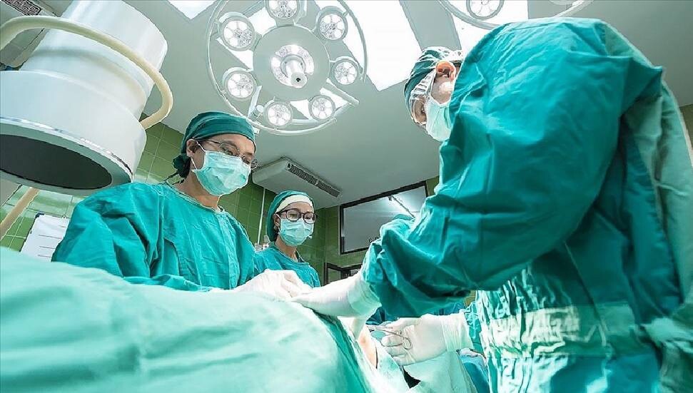 Kadın cerrahların tedavi ettiği hastaların ölme ihtimalinin daha düşük olduğu ortaya çıktı