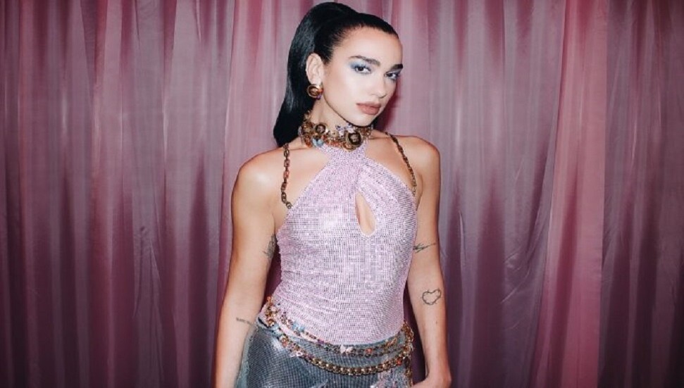 Dua Lipa genç bir modelken kilosundan dolayı ayıplandığını açıkladı