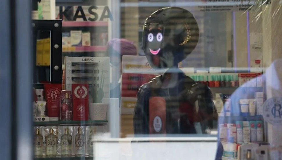 Eczaneye gelenleri robot karşılıyor