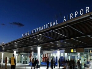 Baf Havalimanı’nda bir yolcunun valizinde 135 karton kaçak sigara ele geçirildi