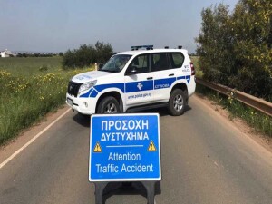 Güney Kıbrıs’ta 14 yaşındaki bir genç, aşırı sürat nedeniyle kazaya neden oldu: Sürücü ağır yaralandı