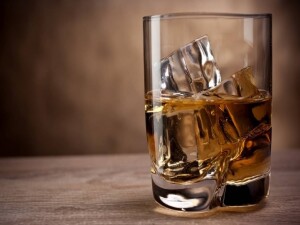 Lefkoşa’da sarhoş şahıs, gürültü yaptığı gerekçesiyle kendisini uyaran kişinin burnunu kırdı