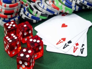 Ergazi’de bir lokalde, kumar oynamakla itham edilen 4 kişi tespit edildi