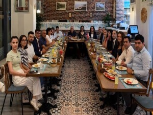 Milli Eğitim Bakanı Çavuşoğlu, Azerbaycan’da üniversitelerimizin mezunlarıyla buluştu