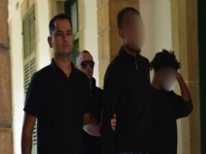 Ülkede 310 gündür izinsiz ikamet etmekle itham edilen 2 zanlı 3 gün tutuklu kalacak