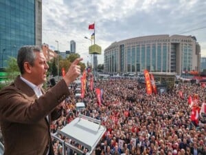 Özgür Özel, İmamoğlu'na destek için adliye önünde konuştu