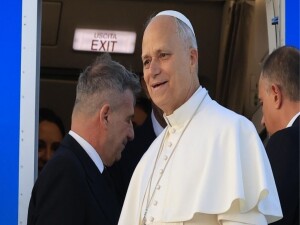 Papa 14. Leo Lübnan’a ulaştı, Beyrut’ta resmi törenle karşılandı