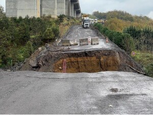 İstanbul Sarıyer’de yol çöktü: 2 araç dereye 1 araç kanala sürüklendi