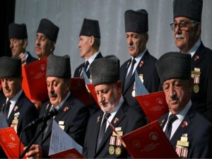 Kıbrıs gazileri “Kahramanlar Korosu”nda buluştu: Koro kahramanlık ezgilerini seslendiriyor