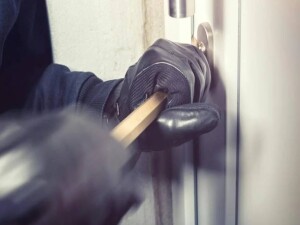 Güney Kıbrıs'ta bir hırsız, suçüstü yakalandı