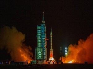 Çin, mekik hasarı nedeniyle Dünya'ya dönemeyen taykonotları diğer personel mekiğiyle getiriyor