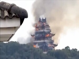 Çin'de 1500 yıllık bir tapınakta yangın çıktı