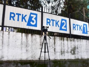 Kosova devlet radyo ve televizyonu RTK çalışanları, maaşlarını alamadıkları gerekçesiyle greve gitti