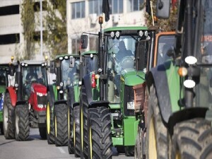 Yunanistan'da çiftçiler, Selanik Limanı'nı ulaşıma kapattı