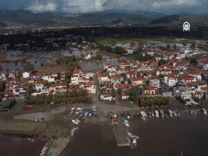 Midilli Adası'ndaki sel birçok ev ve iş yerini sular altında bıraktı