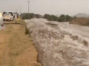 Mekke'nin güneyinde dünden beri devam eden yağışlar sele yol açtı