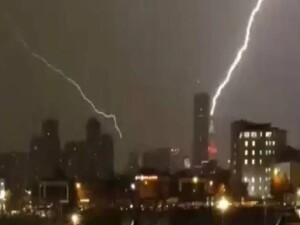 İstanbul'da yıldırımlı gece: Finans Merkezi'nde bir binaya düştü