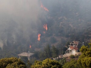 Atina yakınlarındaki Keratea bölgesinde çıkan yangın nedeniyle yeni yerleşim alanları tahliye edildi