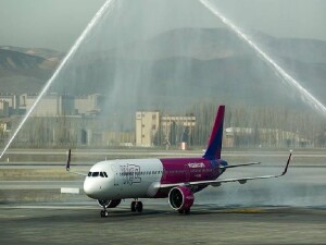 Köln'de havalimanında iki yolcu kaçırdıkları uçağı apronda el sallayarak durdurmaya çalıştı