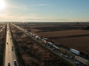 Yunanistan'da çiftçiler Atina-Selanik yolunu trafiğe kapattı