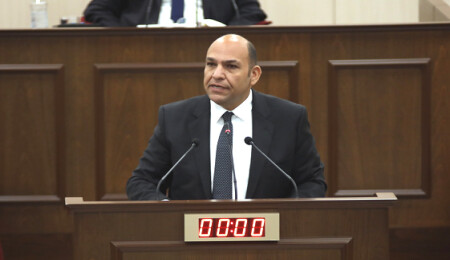 Atakan kürsüyü önce terk etti, sonra döndü