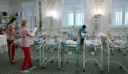 Taşıyıcı anne yoluyla Güney Kıbrıs'ta çocuk sahibi olan eşcinsel çift çocuklarına pasaport alamıyor