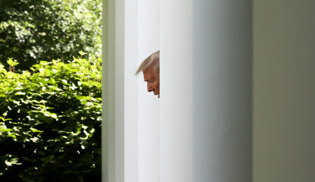 Donald Trump, Oval Ofis masasına meşhur düğmesini geri getirdi