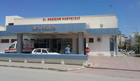 Akçiçek Hastanesi Acil Servisi'nde bekletildiğini öne süren hasta, camları kırdı!