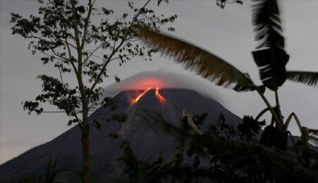 Endonezya'da Merapi Yanardağı'ndaki patlamalar nedeniyle 253 kişi tahliye edildi