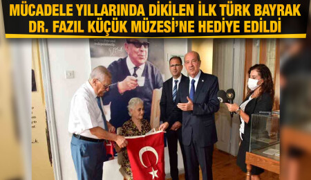 İbrahimoğlu’nun İngiliz sömürge döneminde evinde diktiği bayrak Dr. Fazıl Küçük Müzesi’ne hediye edildi