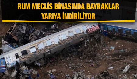 Yunanistan’daki tren kazası nedeniyle Rum Meclis binasında bayraklar yarıya indiriliyor…