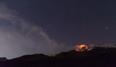 İtalya'da Etna Yanardağı'nda lav akışı meydana geldi