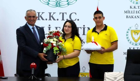 Öğrencilerden Eğitim Bakanı Çavuşoğlu’na ziyaret