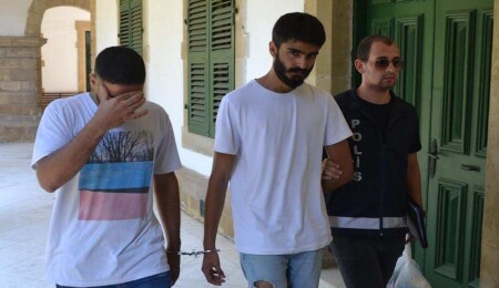 Trafik denetimleri sırasında üzerlerinde uyuşturucu bulunan 2 kişi tutuklandı