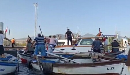 İzmir’de Sahil Güvenlik botu ile çarpışan tekne battı: 5 yaralı