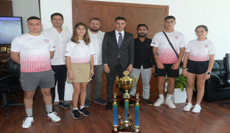 Gönyeli Tenis Kulübü’den Hüseyin Amcaoğlu’na ziyaret