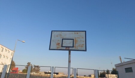Güzelyurt Spor Kompleksi'ndeki potalar kırık, bölge halkı tepkili